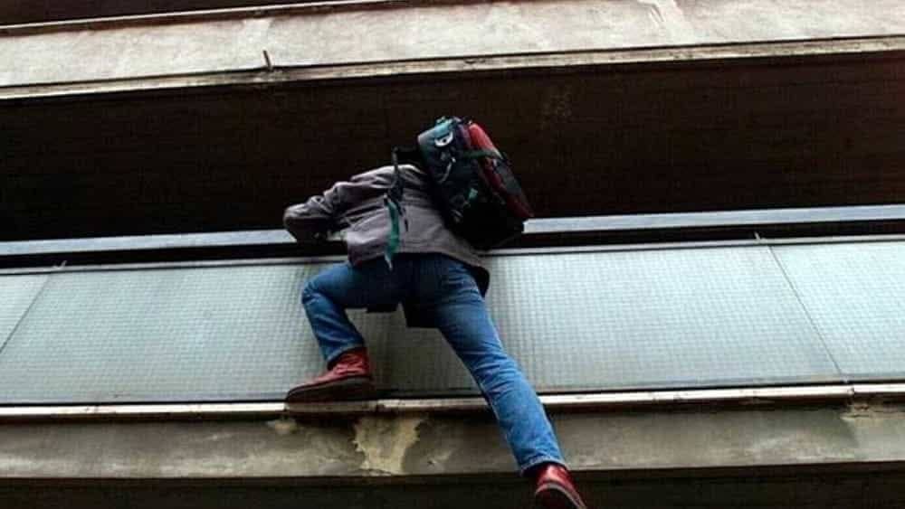 Ladro acrobata si arrampica sulla grondaia e forza la porta finestra dell’appartamento